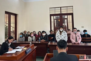 Phạt tù 2 phụ nữ thay nhau hành hạ bé gái hơn 1 tuổi 