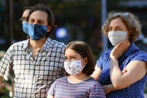Tiêm vaccine COVID-19 rồi có cần đeo khẩu trang nữa không?