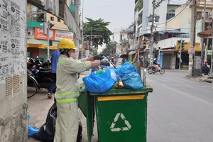 Nỗi lòng của những người làm sạch đường phố ngày tết
