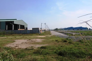 Vất vả chờ nhận tiền bồi thường đất 