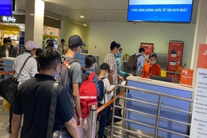 Giá vé máy bay đồng loạt tăng đột biến dịp lễ 30-4