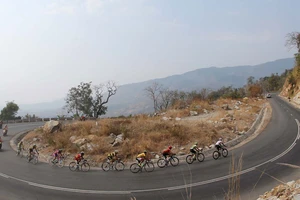 Đón những người chiến thắng trước Hội trường Thống Nhất