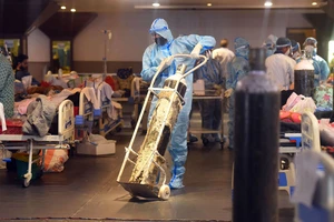 Bức tranh chống dịch COVID-19 từ Tây sang Đông