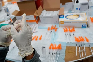 Bỏ bản quyền vaccine ngừa COVID-19, không đơn giản