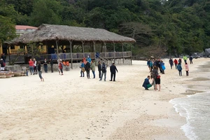 Hải Phòng cưỡng chế phá dỡ khu du lịch trên biển Cát Bà