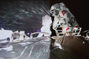 Chuyến đi bộ ngoài không gian đầu tiên từ trạm vũ trụ Trung Quốc