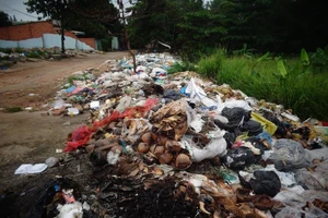 Rác từ chợ tự phát gây ô nhiễm môi trường