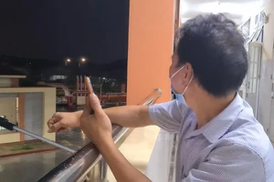 Nửa đêm, người đàn ông bật khóc …