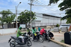 Tìm cách bảo vệ tài xế, shipper mùa dịch