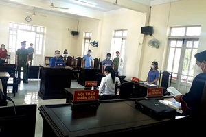 Bị cáo Phạm Văn Hiếu bị TAND huyện Phú Hòa (Phú Yên) tuyên phạt chín tháng tù về tội chống người thi hành công vụ.