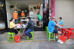 Lao động dần quay lại TP.HCM, dân vui với ăn uống tại quán 