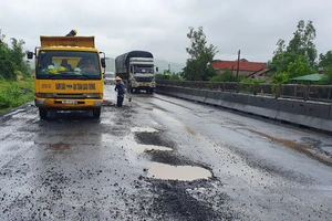 Quốc lộ 1 qua Phú Yên chằng chịt ổ voi, hố nước