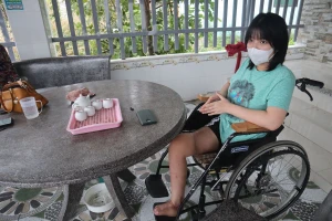 Tấm lòng thiếu nữ 17 tuổi mất đôi chân sau tai nạn giao thông