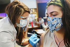 Băn khoăn quanh chuyện tiêm vaccine COVID-19 mũi thứ tư