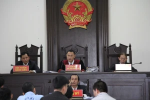 Thẩm phán mặc áo choàng, hội thẩm cũng nên như thế