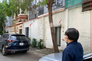 Xích mích nhau vì 1 bức tường