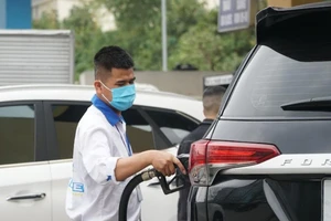 Xót tiền xăng, nhiều người rủ nhau đi làm chung xe