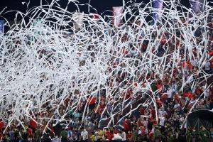 Nghĩ về màn cổ vũ ném giấy bị cấm