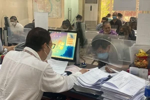 Cán bộ làm thêm giờ để giải quyết kịp hồ sơ cho dân