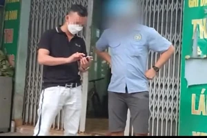 Chiêu trò gian lận thi lý thuyết ô tô - bài 1: 'Bao đậu' bằng công nghệ cao