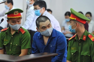 Đang bị tạm giam, công chứng hợp đồng bán nhà ra sao?