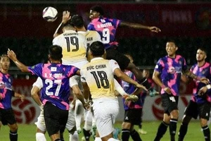 Ầm ĩ chuyện trọng tài mắc sai lầm