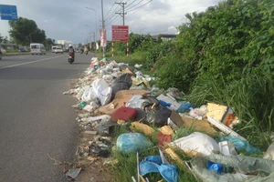 Những bãi rác nhếch nhác trên xa lộ Hà Nội