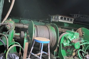 Phạt 2 công ty khai thác cát ở cửa sông Hàm Luông