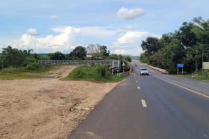 Vì sao cây cầu nối Đắk Lắk - Gia Lai dở dang?