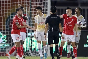 Trọng tài nội mất uy và nỗi lo thế cờ tàn