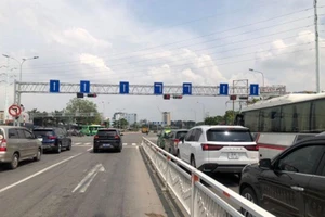 Lưu ý khi chuyển hướng trên đường Nguyễn Văn Linh 