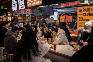 Trung Quốc đi bước quan trọng tiến tới sống chung với COVID-19