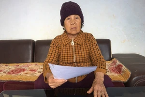 Dân kiện đòi sổ hồng, thắng kiện đã 4 năm, ủy ban vẫn chưa thi hành án