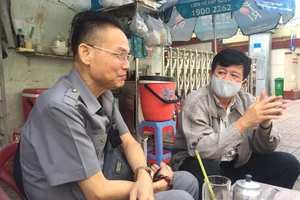 'Giữ người trái pháp luật' giữa quán cà phê đông người