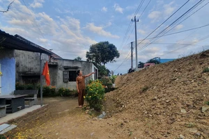 Quốc lộ nâng cấp, nhà dân biến thành hầm, thành hang