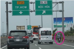 Xe tải tông xe máy trên cao tốc: Có phải chịu trách nhiệm?