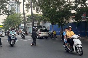 Nhiều người bị phạt vì đi bộ sai luật