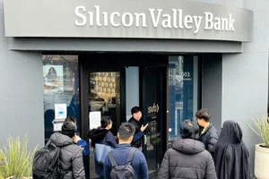 Ngân hàng thêm áp lực khi Mỹ, châu Âu tăng lãi suất