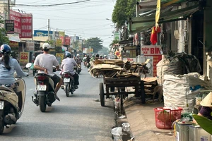 Nguy cơ cháy nổ từ những vựa phế liệu 