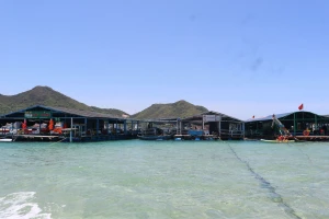 Loạt nhà hàng nổi trái phép ngang nhiên hoạt động ở Hòn Khô 