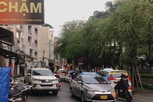 Mặc kệ biển cấm, ô tô đậu tràn lan dưới lòng đường 