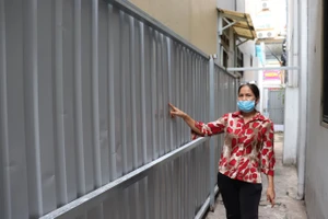 Quận 1, TP. HCM: Lối thoát hiểm duy nhất bị rào chắn