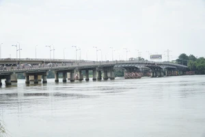 TP.HCM: Hơn 100 cây cầu ngăn trở tàu thuyền qua lại