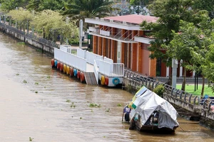 Xây cầu tàu trái phép, xin tồn tại rồi bỏ không