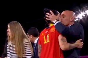 Sau “nụ hôn xấu xí”, nữ tuyển thủ Hermoso đâm đơn kiện