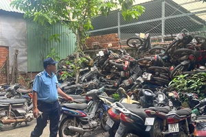 Choáng với hàng ngàn xe máy bị bỏ quên ở bãi giữ xe