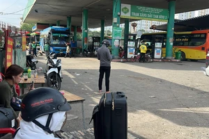 Nhan nhản xe đón trả khách ở cây xăng bất chấp lệnh cấm