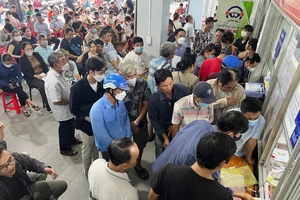 Người dân ồ ạt đi đổi bằng lái xe sang thẻ PET