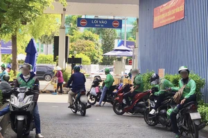 Đặt xe công nghệ: Báo tài xế là nữ, đến đón lại là nam?