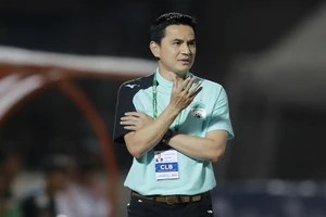 HLV Kiatisak hết thời hay CLB hết tiền?